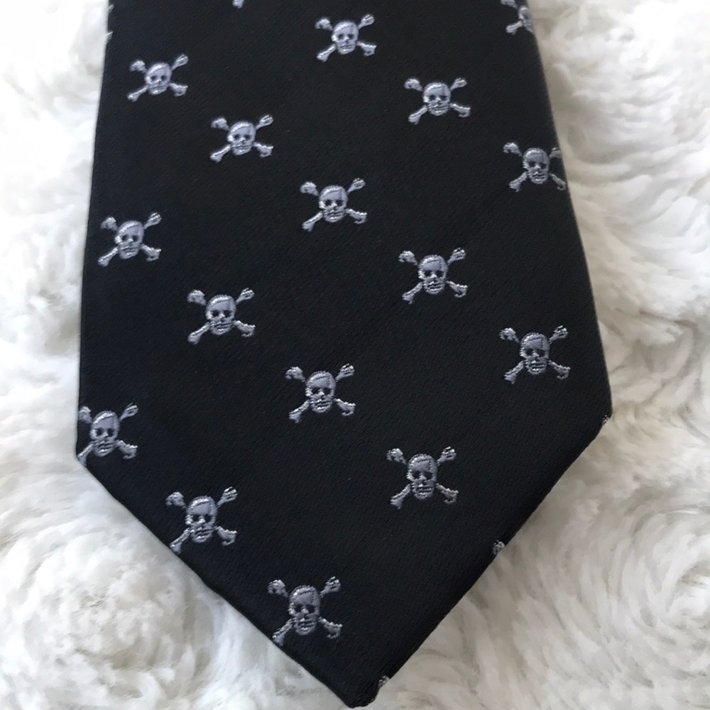 EUC Black Skull Tie